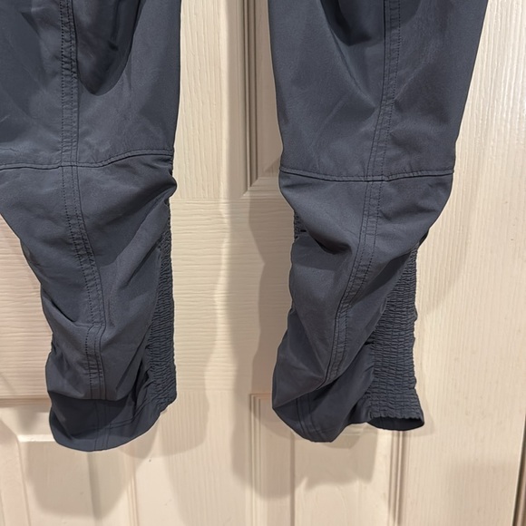 Athleta lightweight activewear capri / crop pants. Sz 6 - Picture 7 of 10